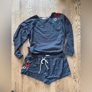 Lounge set with embroidery